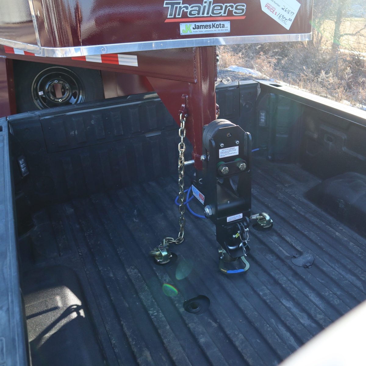 Gooseneck Air Hitch 9" Offset Shift Lock Coupler on Horse Trailer