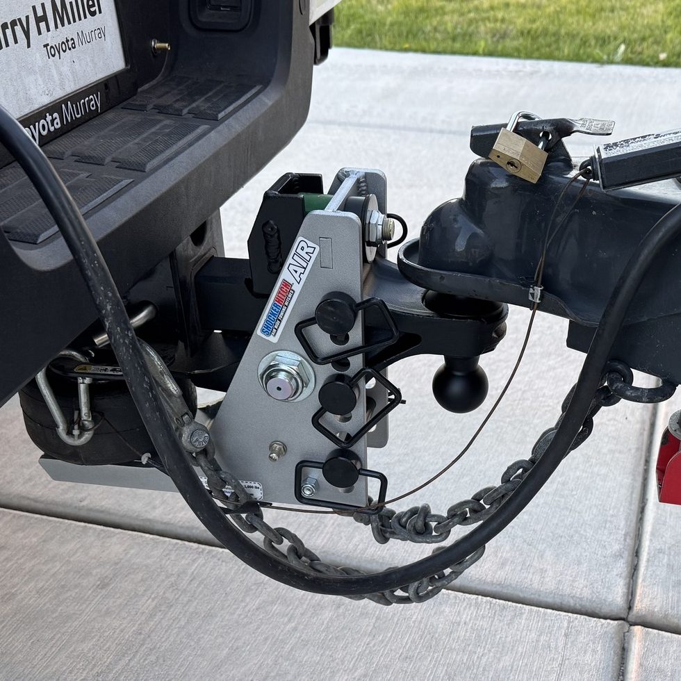 Shocker Streamline Aluminum Air Hitch - Black Combo Installed