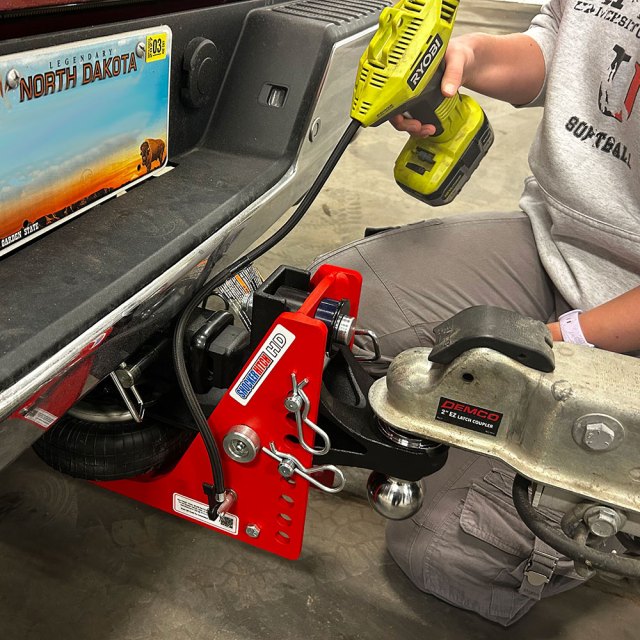 Air compressor connected to the standard and HD air receiver hitch valve