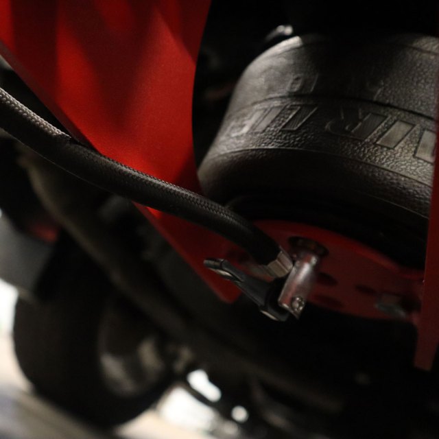 Air compressor connection at the Sport air receiver hitch valve