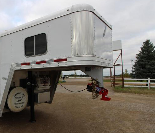 How do you hook up a gooseneck horse trailer?
